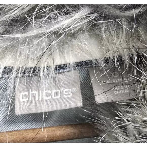 Chicos Denim Jacket Womens Small 0 Jean Faux Fur Collar Light Wash Stretch Bling - Picture 3 of 12